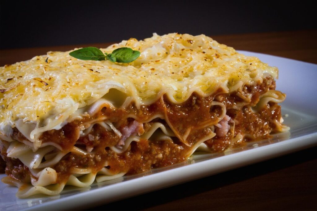 La lasagna se conforma con capas de pasta, carne y queso.