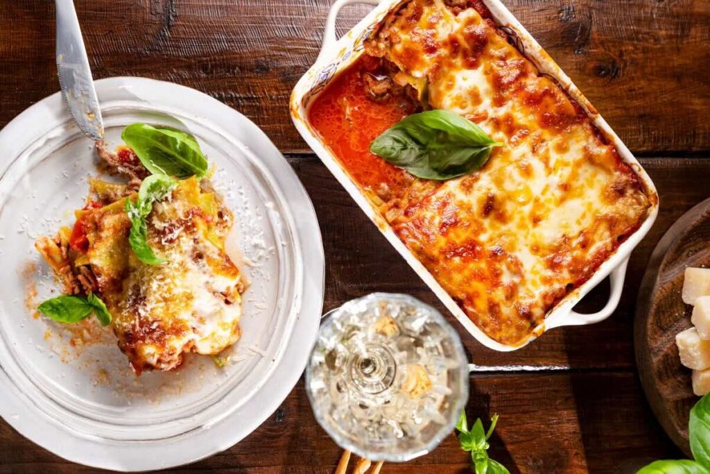 La lasagna se rellena comúnmente de carne molida y salsa de jitomate.
