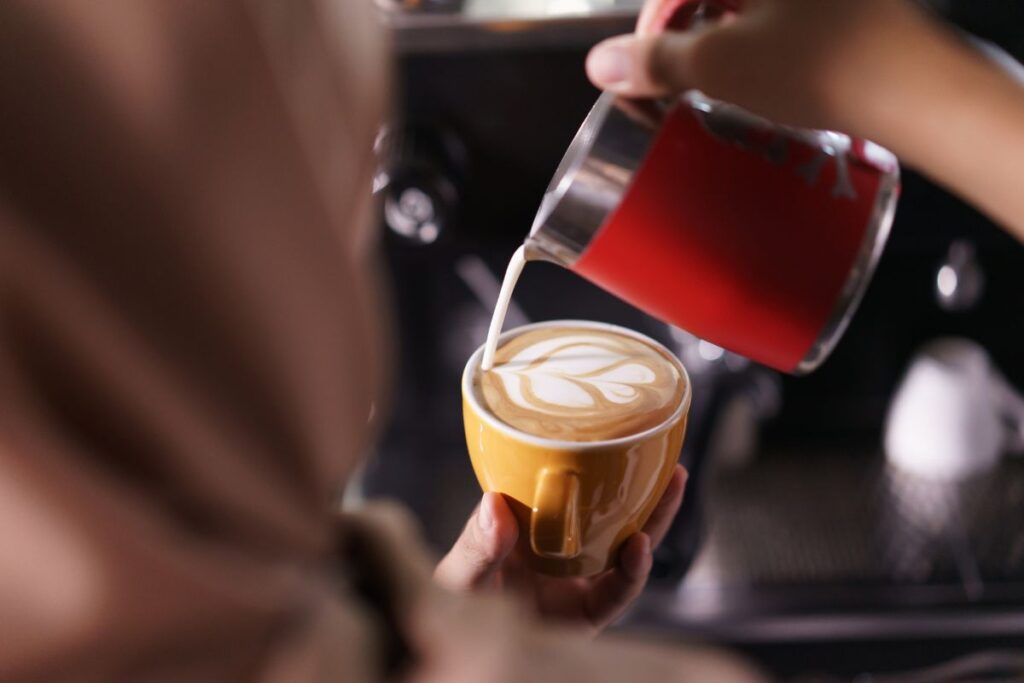 Un buen cappuccino se logra con poco espresso y leche cremosa.