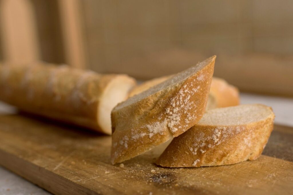 La baguette es un pan francés que se utiliza en platillos salados o dulces.