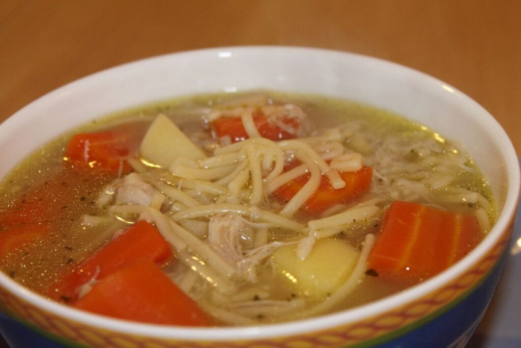 La sopa de fideo se prepara con una base de puré de jitomate.
