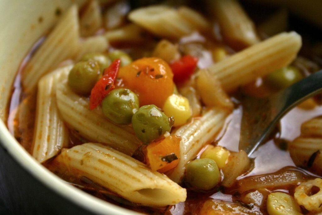 La sopa minestrone incluye pasta cocida y vegetales.