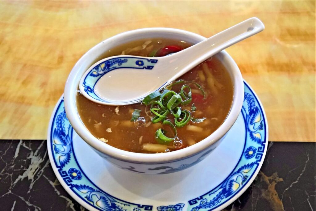 La sopa miso se puede acompañar con vegetales y carne.
