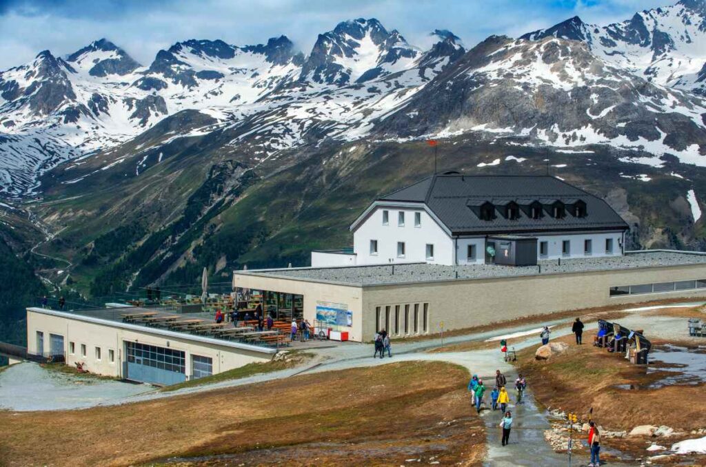 Glacier express, el tren que circula entre los Alpes suizos 7