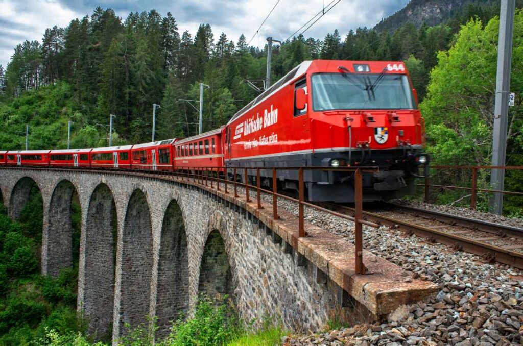 Glacier express, el tren que circula entre los Alpes suizos 3