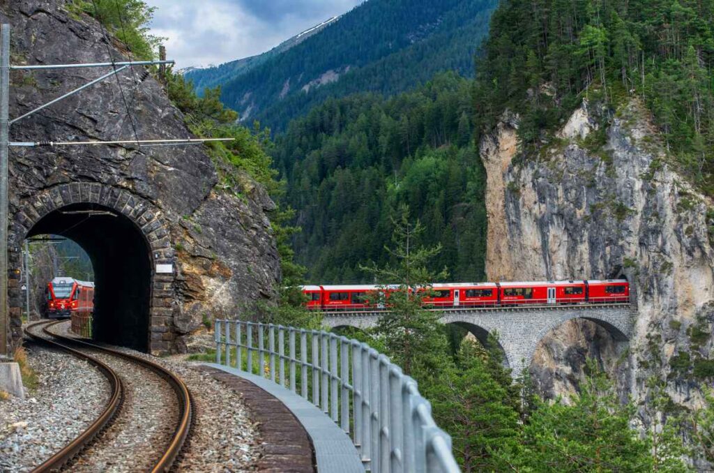 Glacier express, el tren que circula entre los Alpes suizos 5