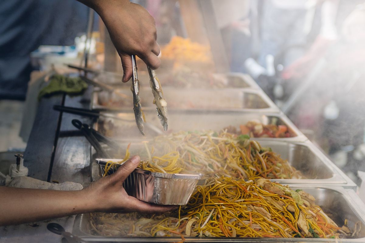 Fideos con vegetales dentro de la sección de comida asiática. Foto de Pexels.