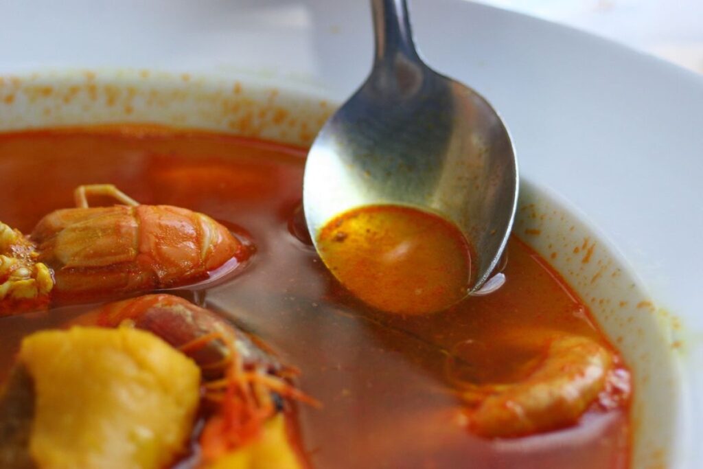 El caldo de camarón es una entrada clásica en restaurantes de pescados y mariscos.