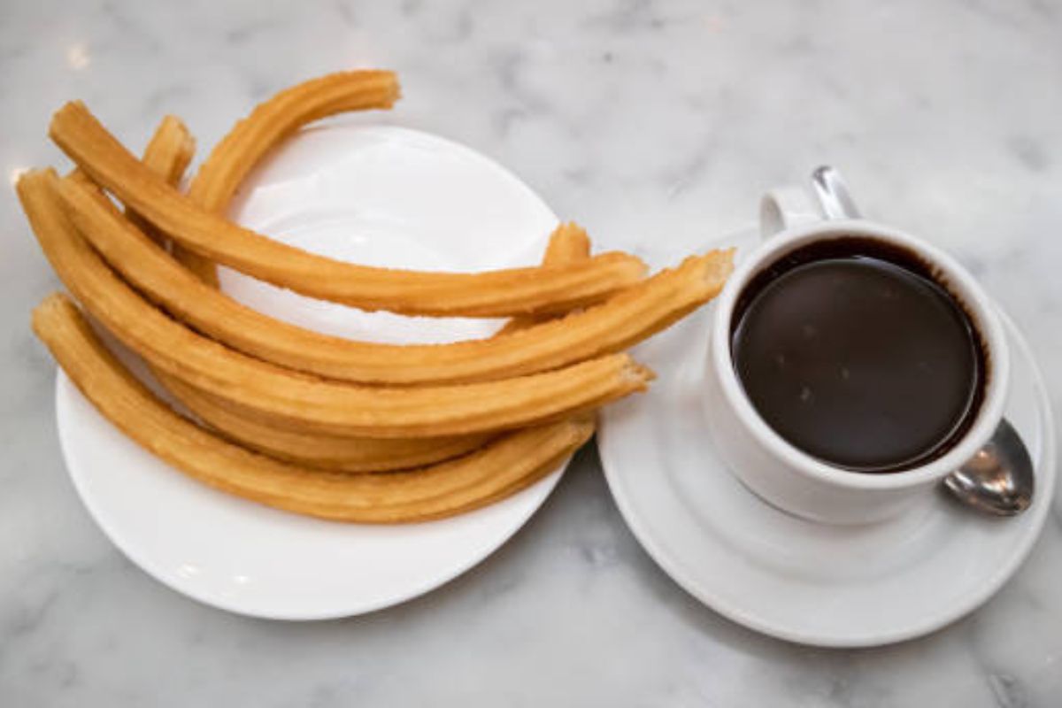Forma tradicional de acompañar el chocolate caliente español. Foto de iStock.