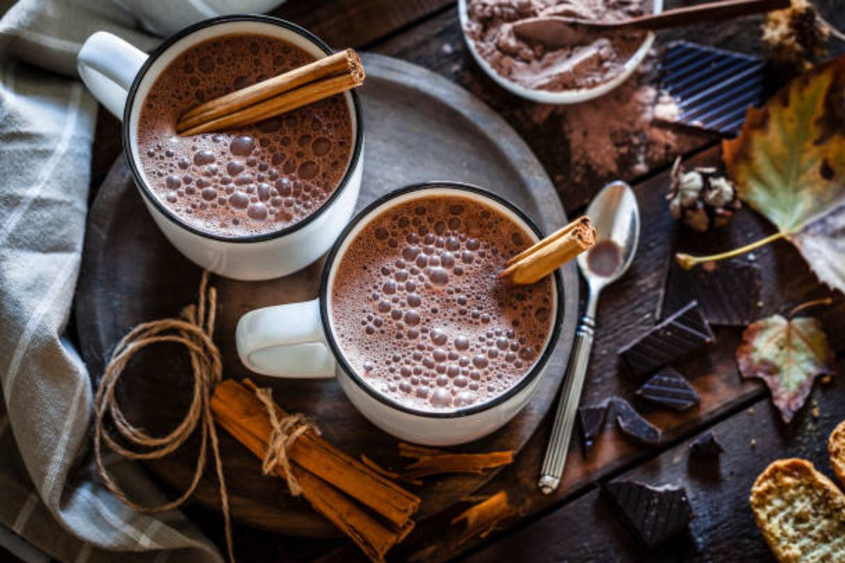 Chocolate caliente con canela. Foto de iStock.