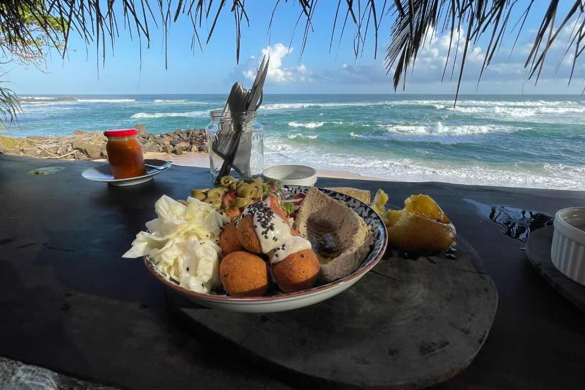 Terraza a la orilla del mar en restaurante Persian Kitchen. Foto de Tali Akuka y Andre Madera Ecoturismo Mundo.