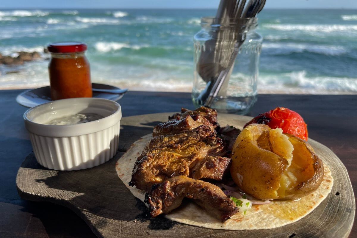 Kebab con carne de res en restaurante. Foto de Tali Akuka y Andre Madera Ecoturismo Mundo.