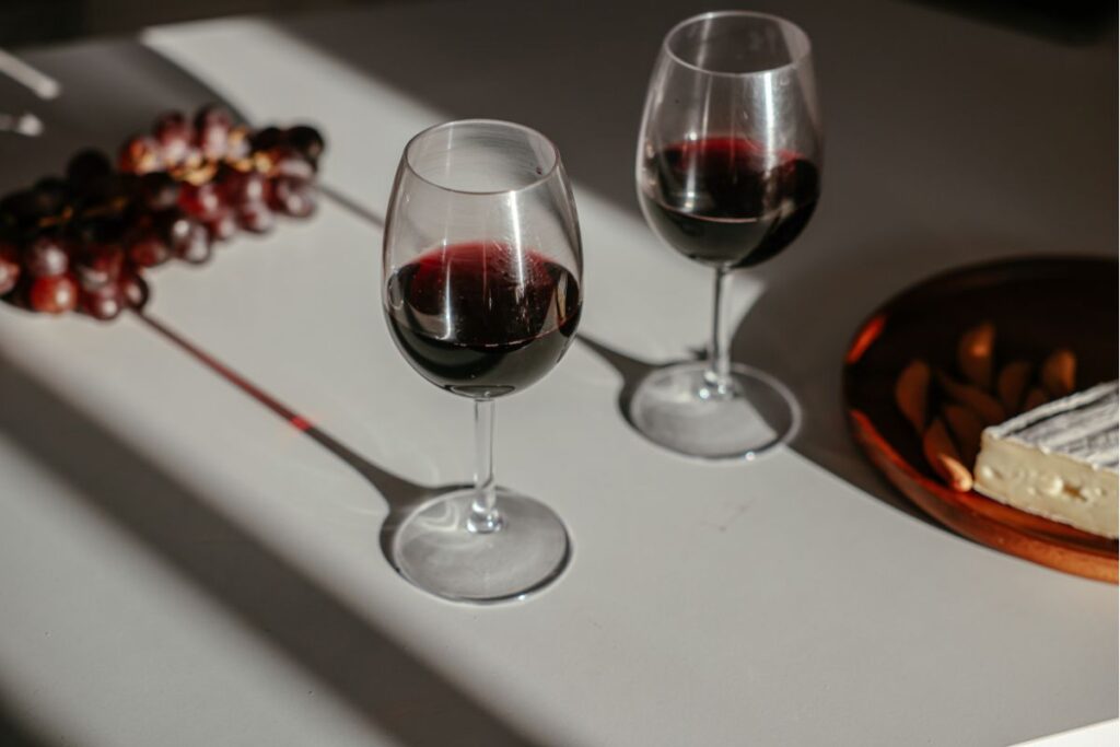 Cómo elegir vino en un restaurante según la sommelier Gina Estrada