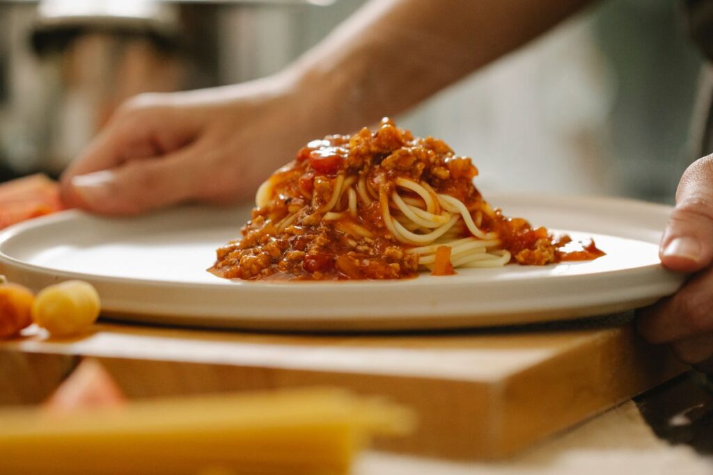 El espagueti a la boloñesa se acompaña con pan ligeramente tostado.