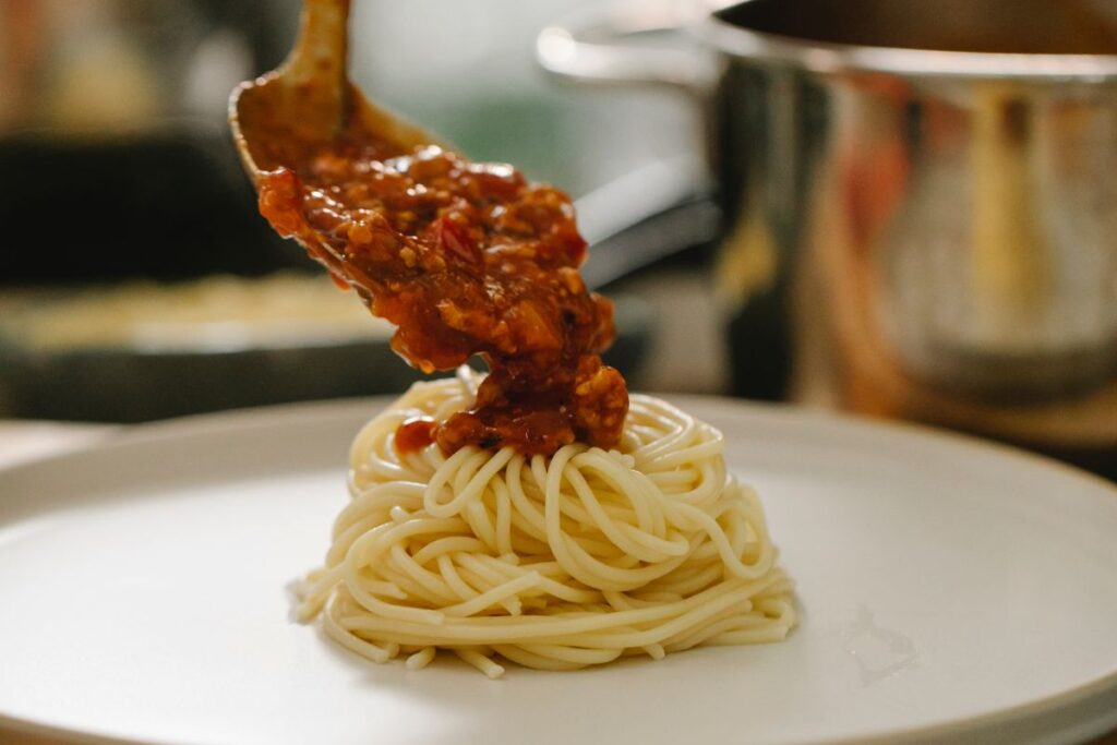 El espagueti a la boloñesa puede ser un plato principal.