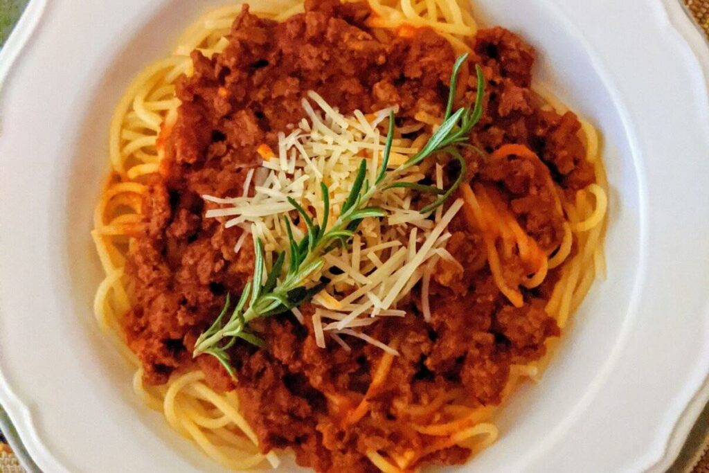 El espagueti a la boloñesa es una receta perfecta para los niños.