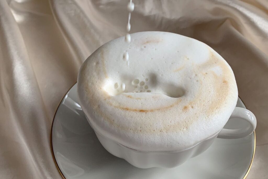 La espuma en el café aporta textura y cremosidad.