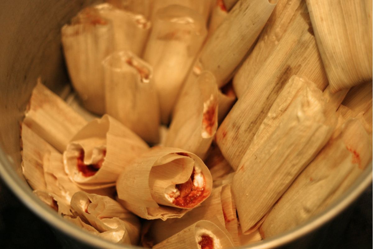 Forma de acomodar los tamales para cocción al vapor. Foto de Flickr.