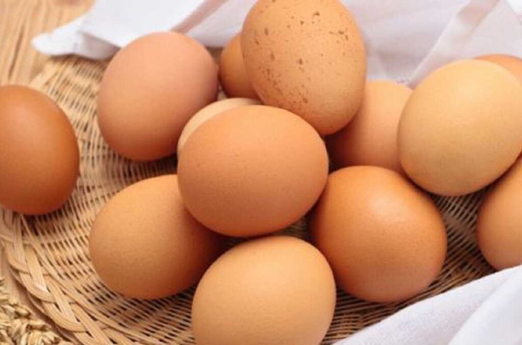 Foto de huevos sin cocer, que se harán huevos encamisados