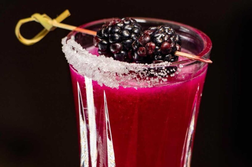 Foto de un drink rojo y escarchado, que se sirve en MEXA