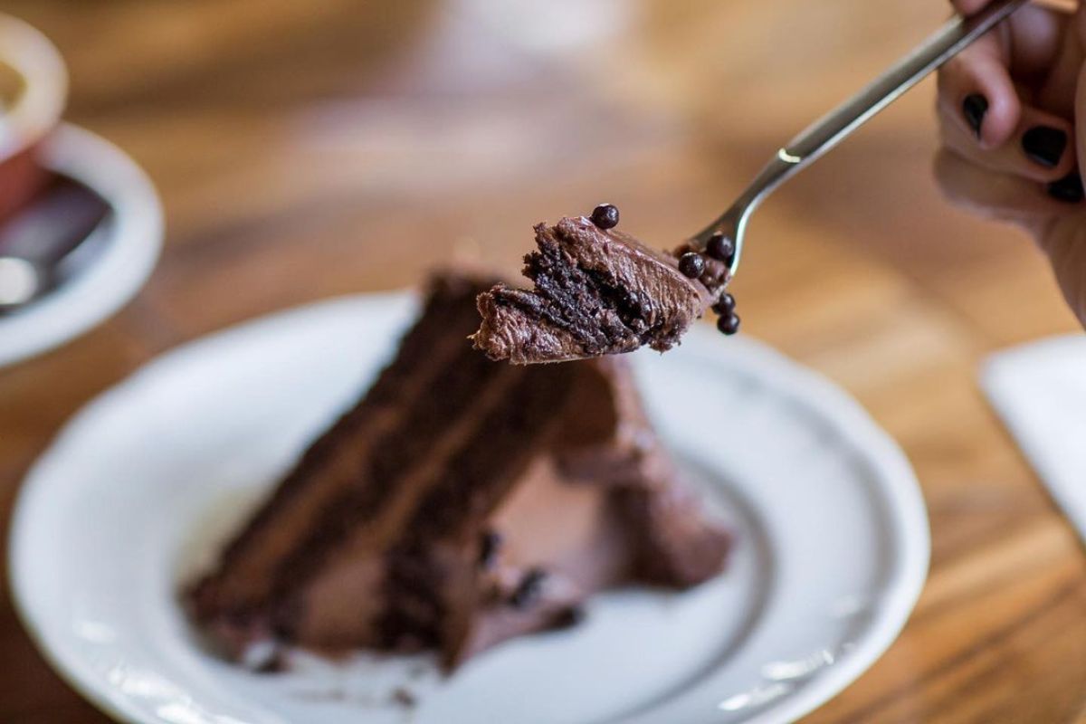 Persona comiendo pastel de chocolate. Foto de Instagram Belmondo.
