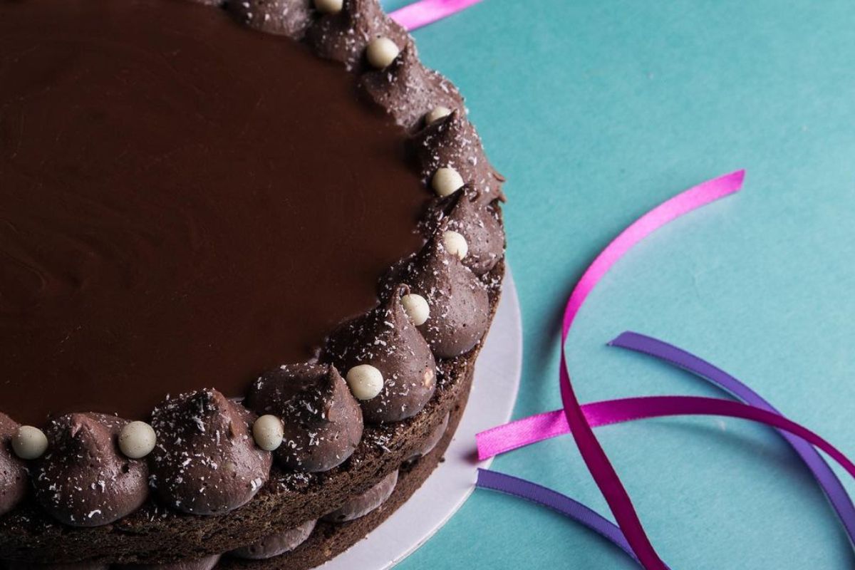 Pastel completo de chocolate con dulces de chocolate blanco. Foto de Instagram Cardín Pastelería.