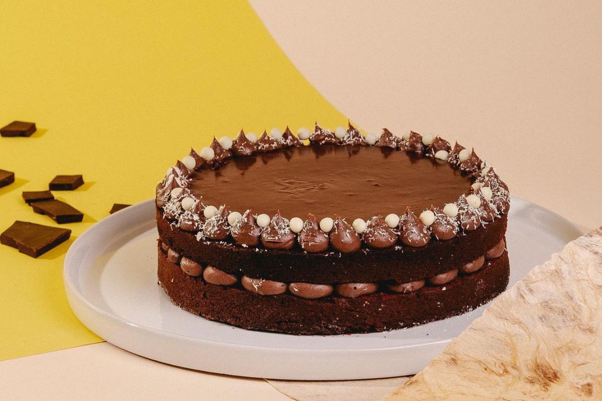Pastel completo de chocolate relleno de crema. Foto de Instagram Cardín Pastelería.