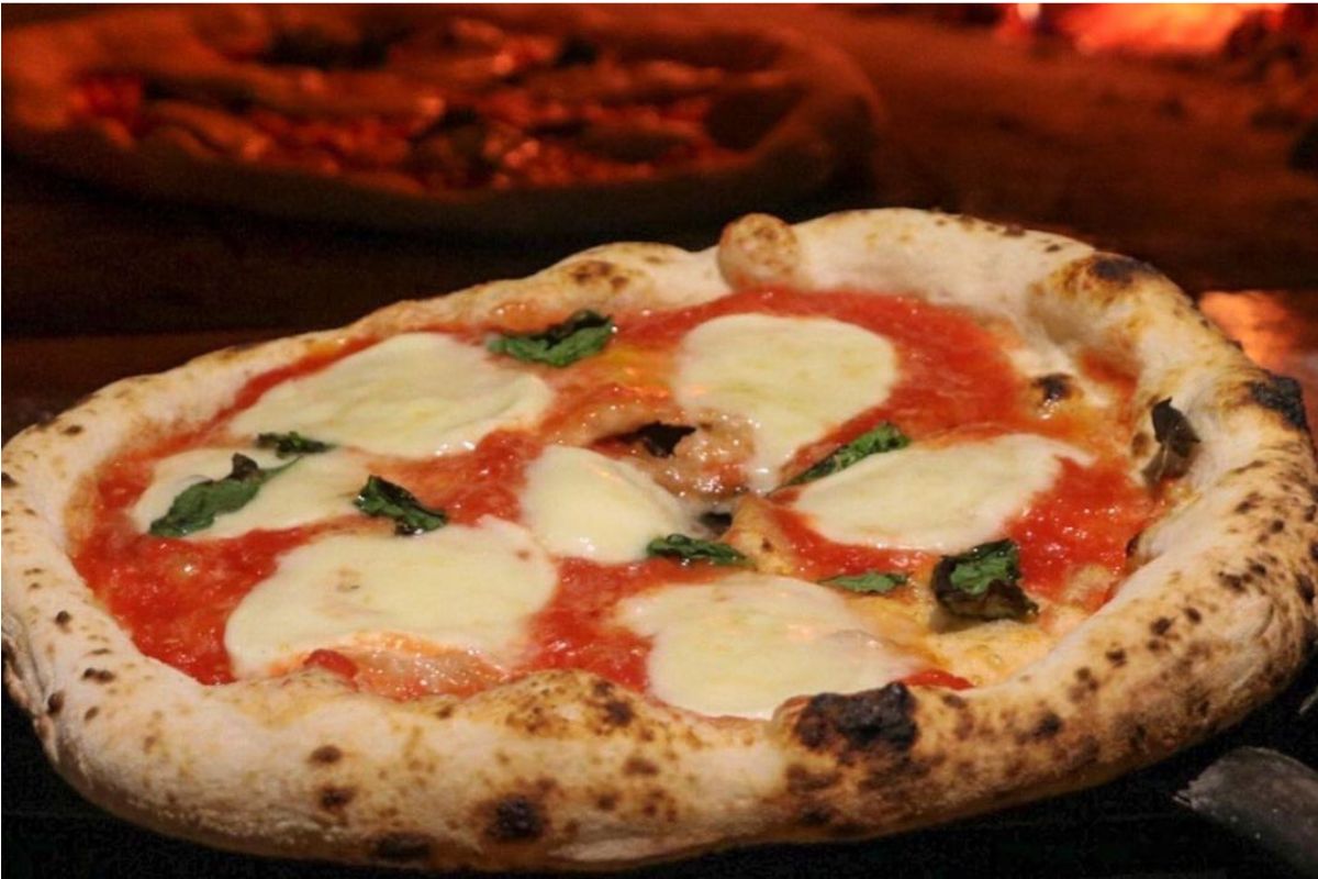 Pizza con masa madre recién horneada. Foto de Instagram Ardente Pizzería.