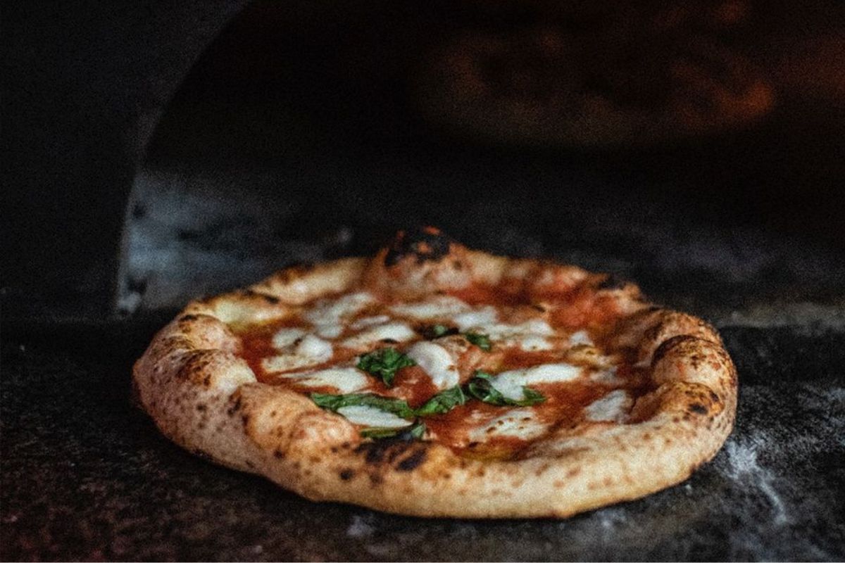 Pizza napolitana horneada en horno de piedra. Foto de Instagram Félix Pizza Bar.