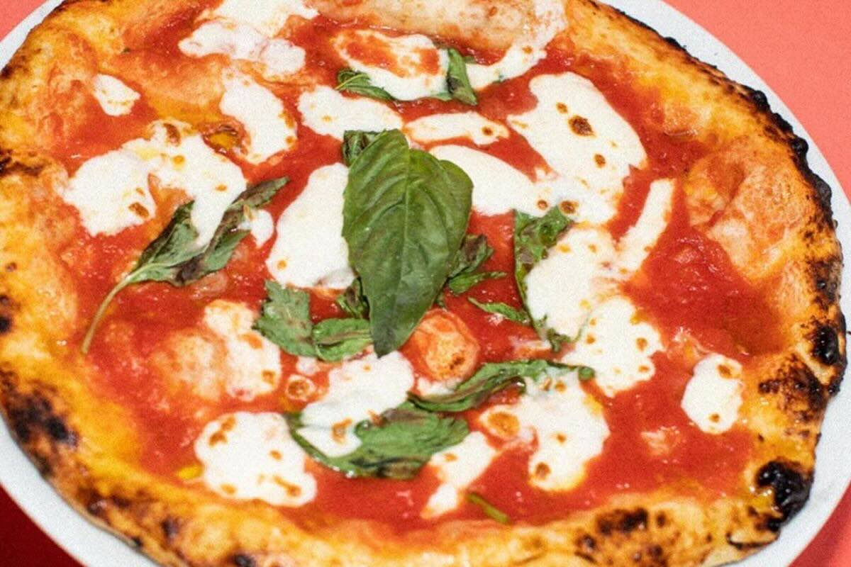 Pizza con queso mozzarella y albahaca fresca. Foto de Instagram Félix Pizza Bar.