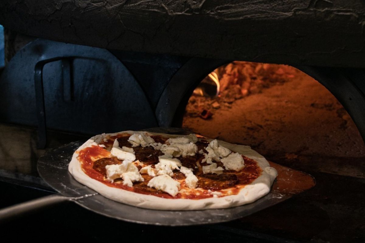 Pizzas horneadas en horno de piedra en Fratelli La Bufala. Foto de Instagram Fratelli La Bufala.