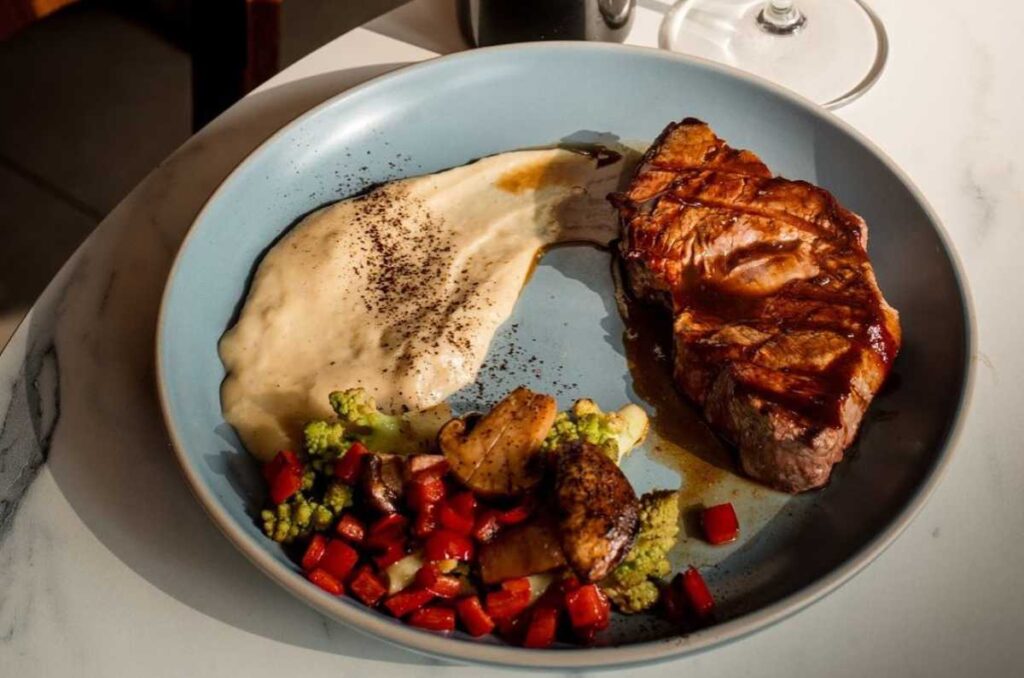 Foto de carne con puré en el restaurante Mardel