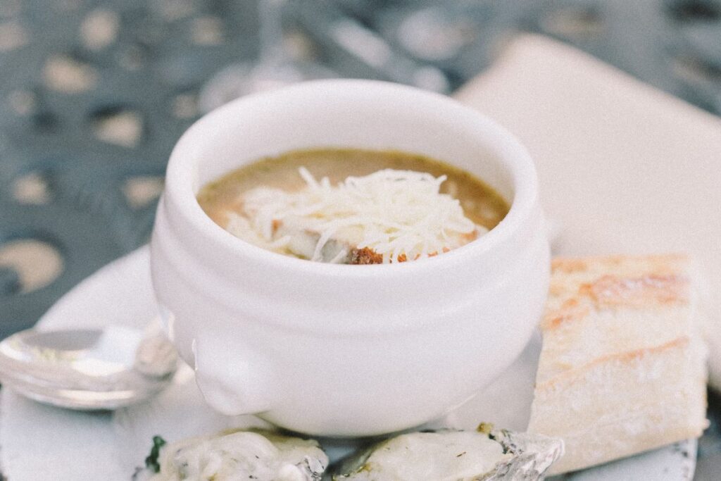 La sopa de cebolla es una entrada popular en restaurantes.