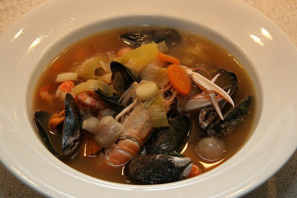 Origen de la sopa de marisco y su presencia en la historia de la cocina francesa