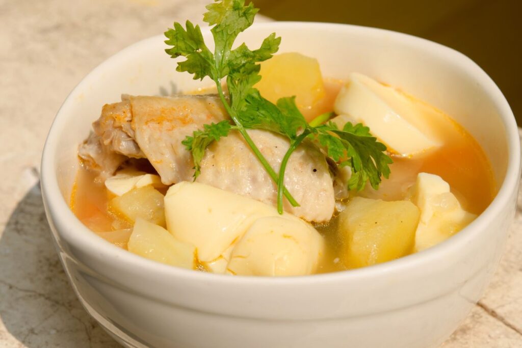 La sopa de papa puede incluir carne y otros vegetales.
