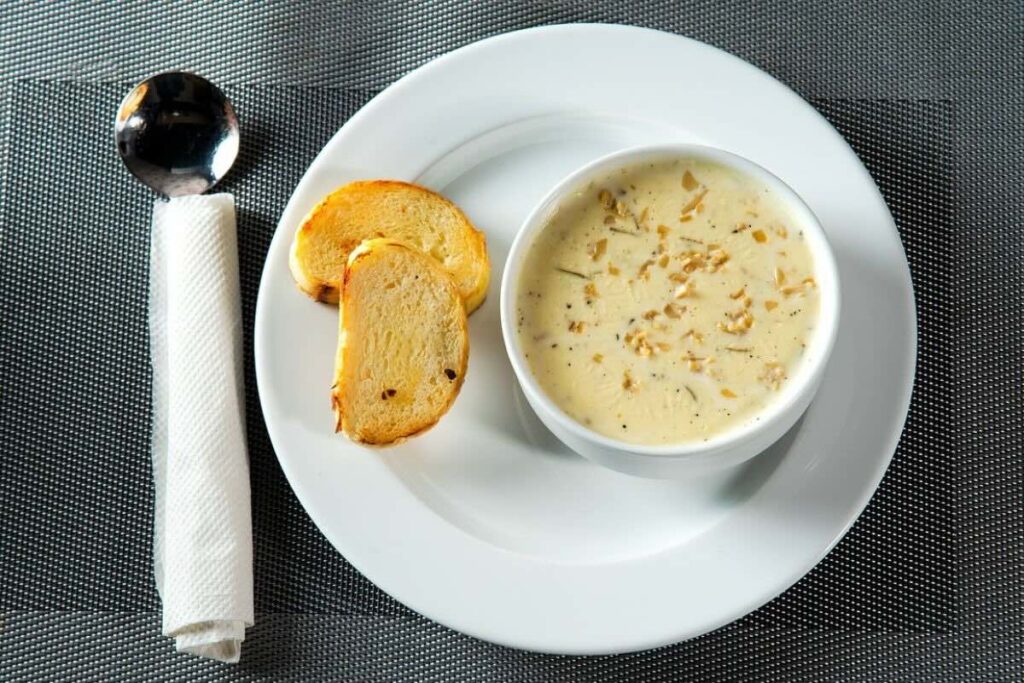 La sopa de papa puede incluir una base con crema ácida.