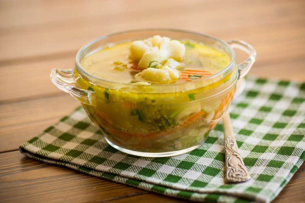 La sopa de verduras es una receta casera.