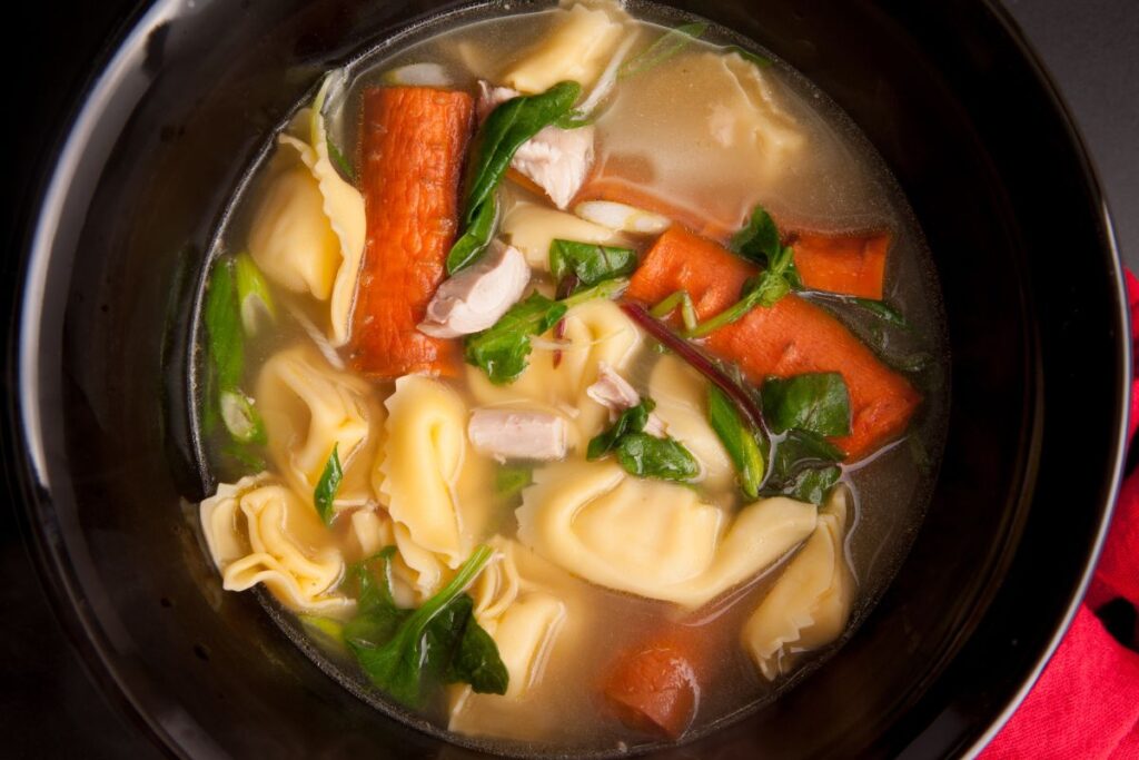 La sopa de verduras es una receta preferida para la cena.