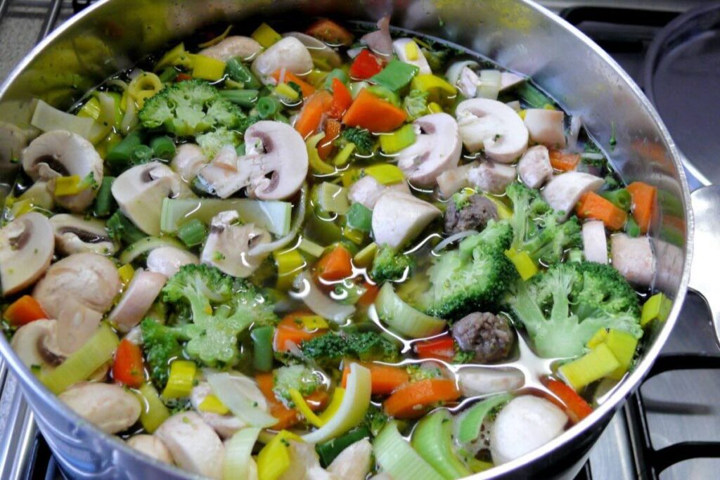 La sopa de verduras se puede personalizar con verduras al gusto.