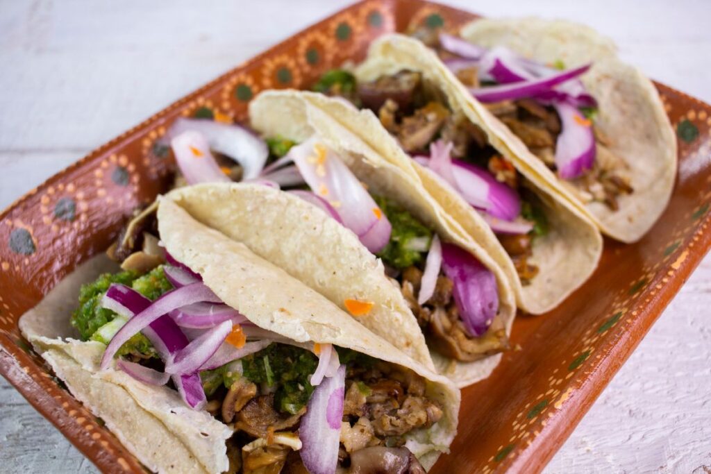 Los tacos de carnitas son un clásico almuerzo en México.