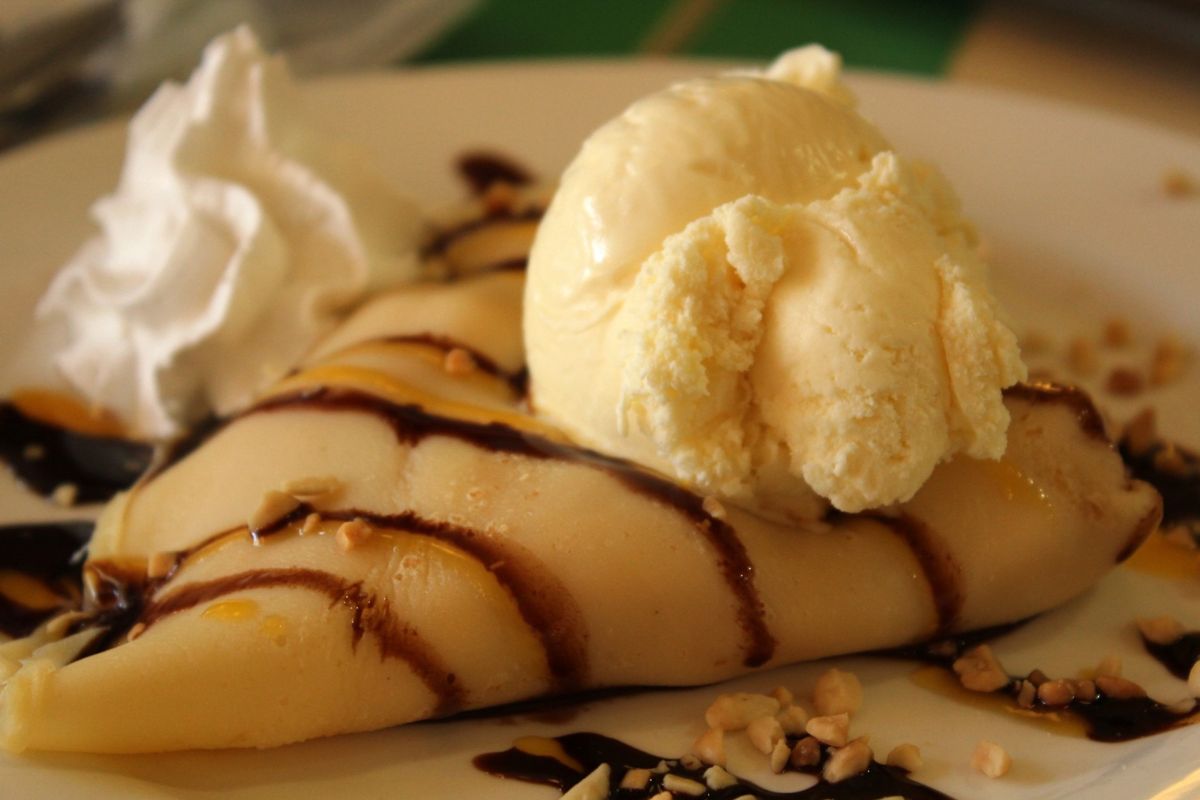 Crepa con chocolate y helado de vainilla. Foto de Canva.