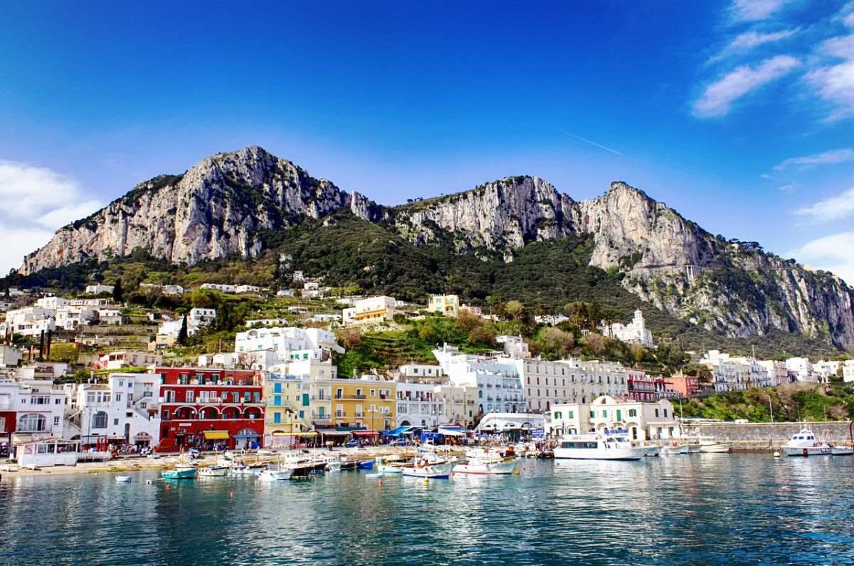 Vista de la isla de Capri y sus marina. Foto de Pixabay