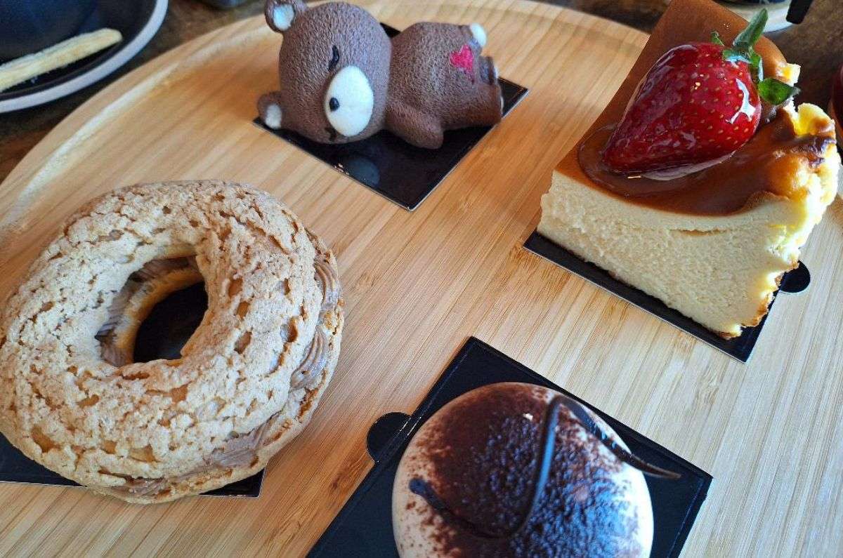 Cheesecake japonés, tiramisú, Paris Brest de avellana y Osito Bento de mousse de chocolate, foto de Miriam Carmo