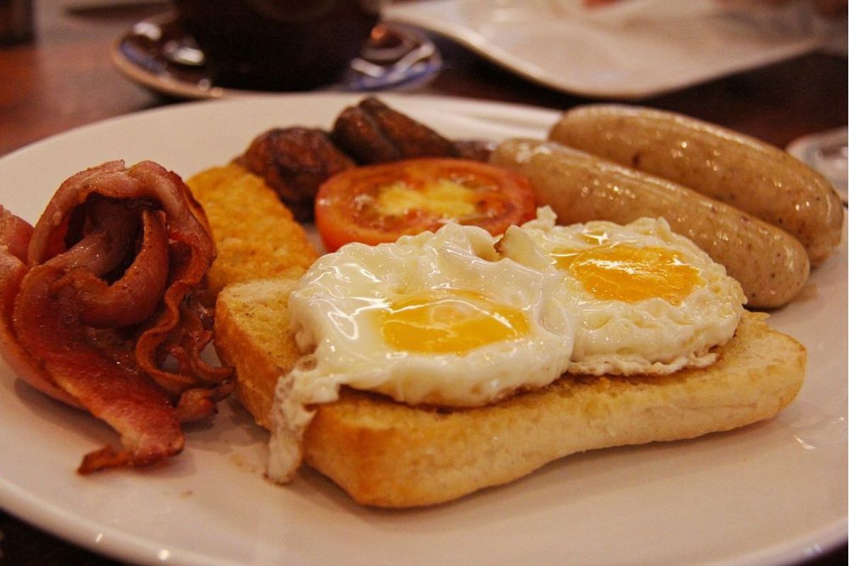 Porción individual de desayuno estilo inglés. Foto de Rawpixel.