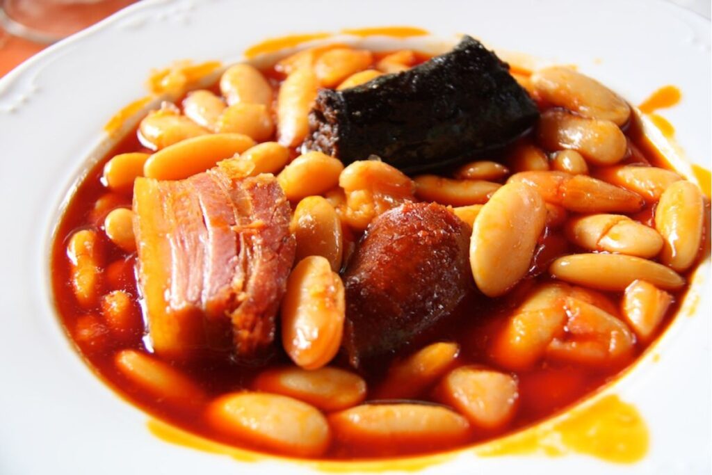 Así se sirve la fabada tradicional de Asturia.