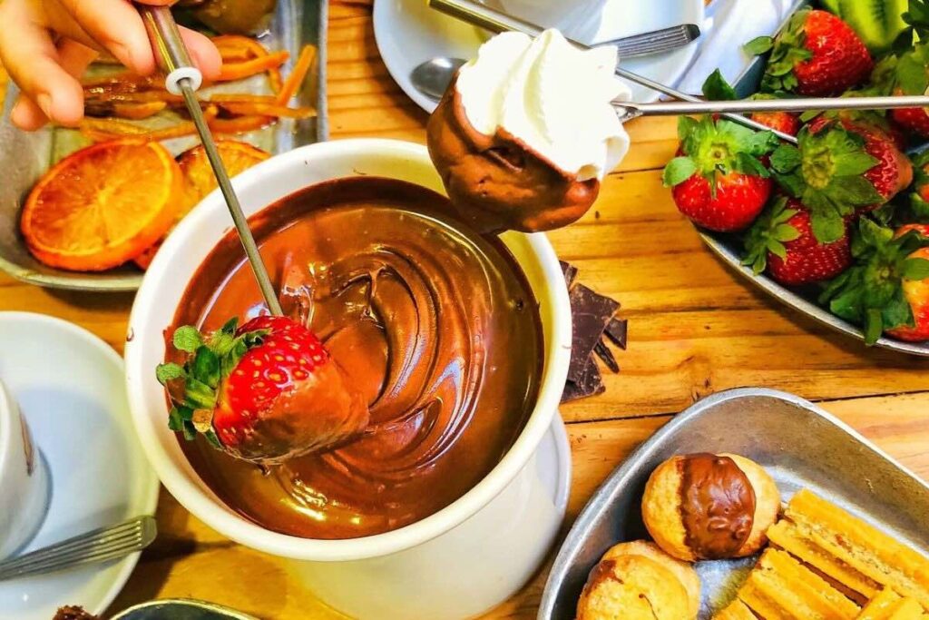 La fondue de chocolate debe tener una consistencia semi espesa, con gran capacidad de cobertura.