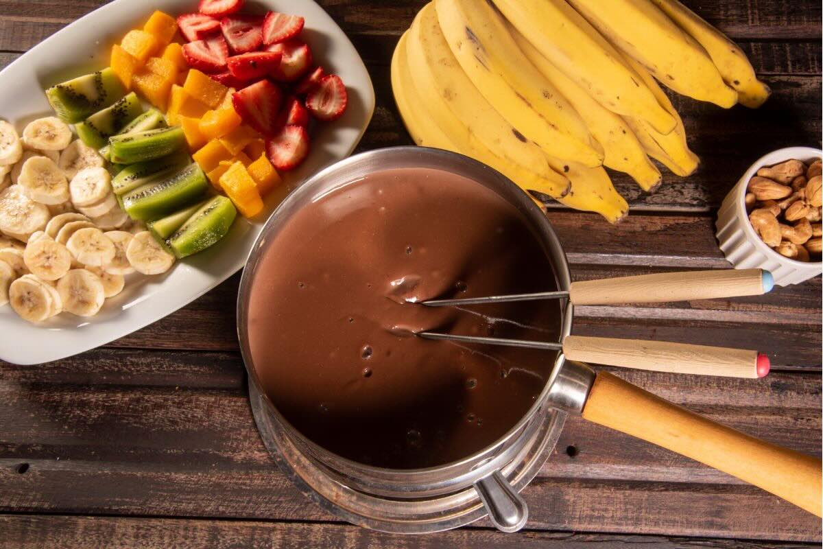 Utensilios comunes para mantener la fondue de chocolate caliente. Foto de Canva.