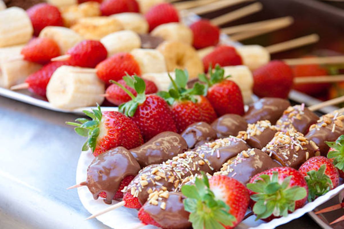 Brochetas de fruta con chocolate y nueces picadas. Foto de iStock.