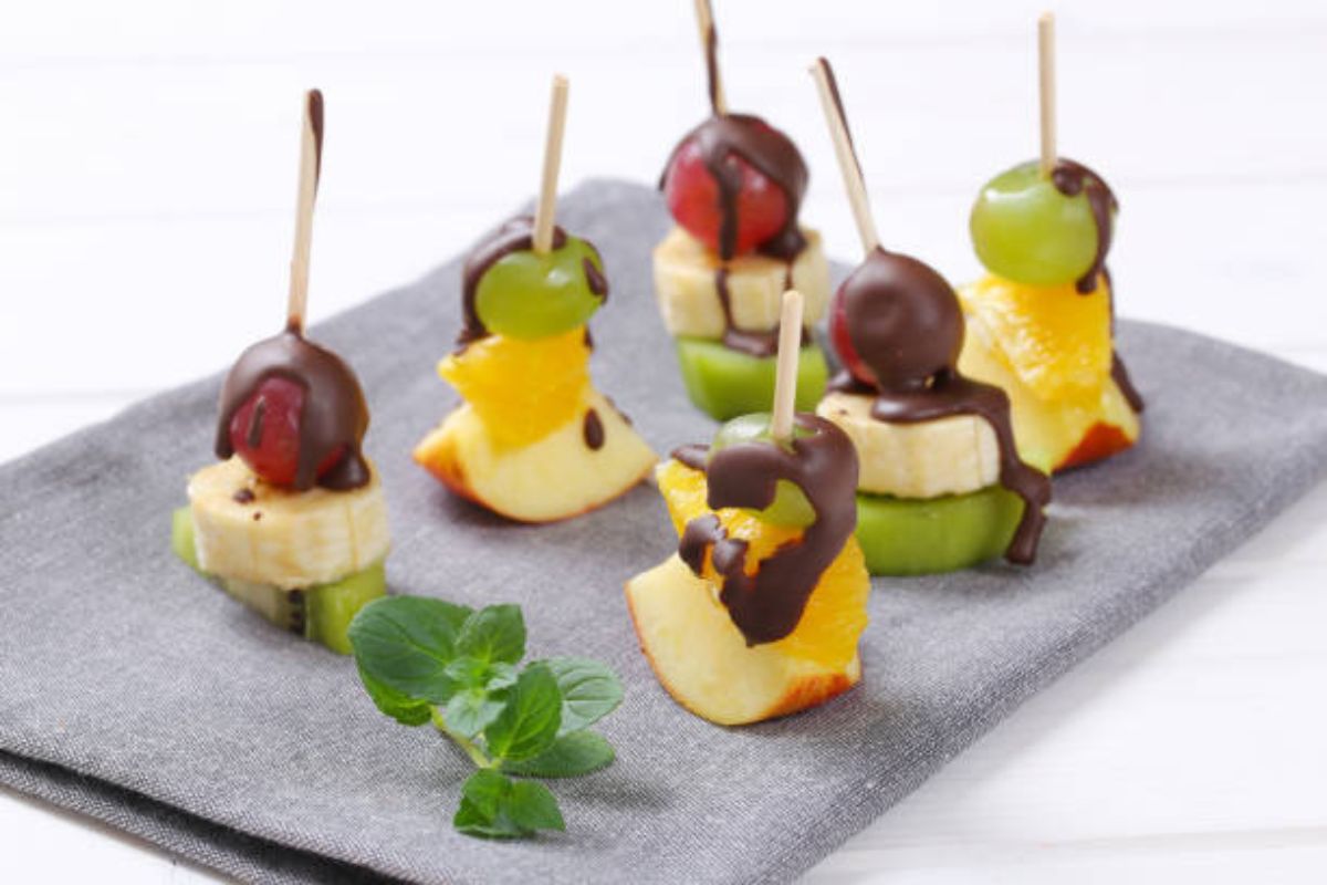 Mini brochetas de fruta con chocolate. Foto de iStock.