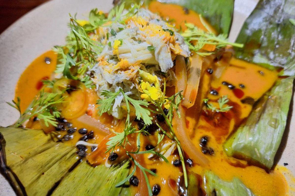 Tamal de arroz con coco, cangrejo y papaya, foto de Miriam Carmo
